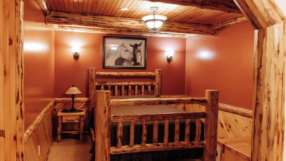Dundee Cabin | The Hideaway Suite: Cozy, Lodge Suite in Amish Country, Ohio