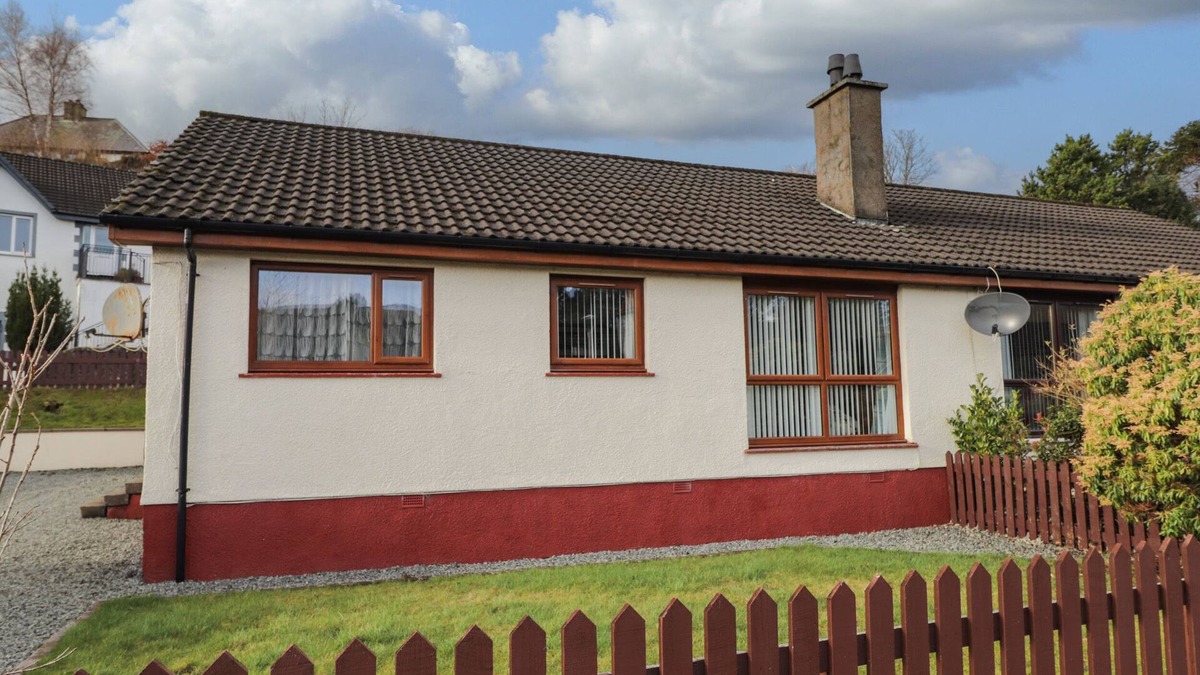 Achachork Cottage | THE HIDEOUT, pet friendly, country holiday cottage in Portree