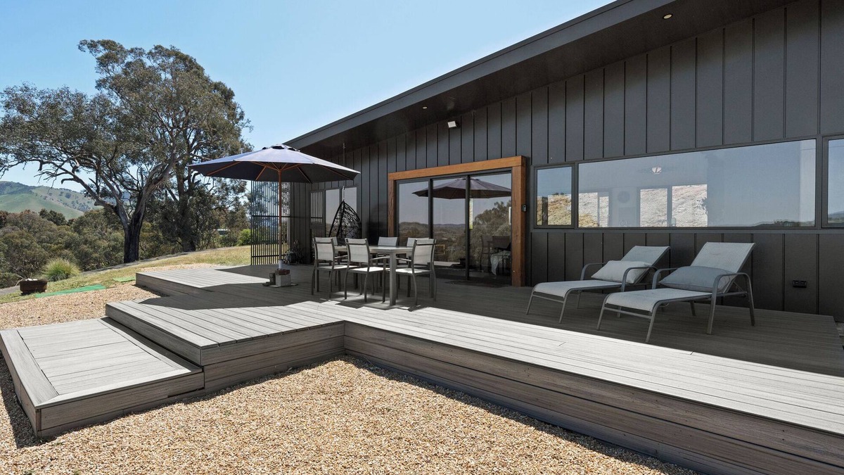 Mansfield Apartment | The Hill House - Pet-Friendly Retreat with Panoramic Views Near Mansfield