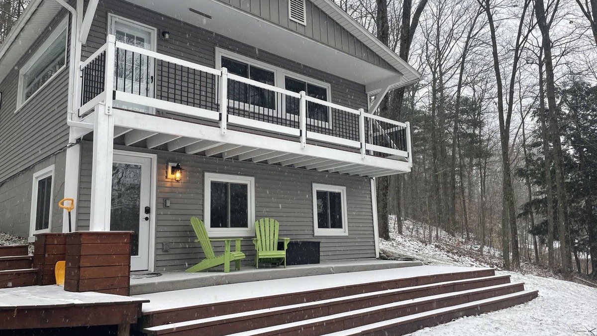 Williston South Ski Chalet | The HIllside Hideaway - See Stowe, Shop Williston, Dine Burlington! hot tub!