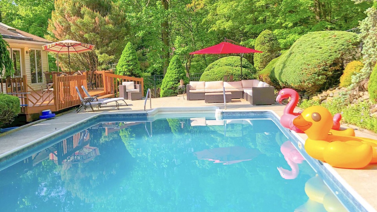 Pomona House | "THE HILLTOP"- 30 Mins NYC- 20 Mins West Point-1 Acre Private-Heated Pool