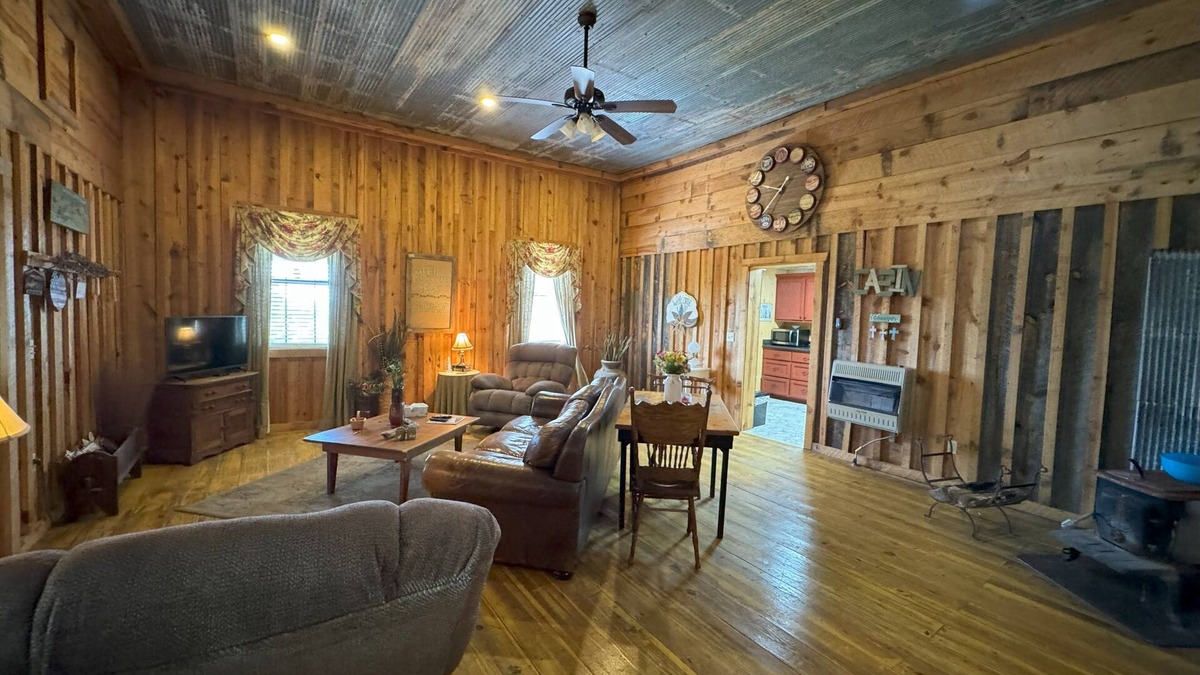 Mountain View Cabin | The Hilltop Cabins - Music Room