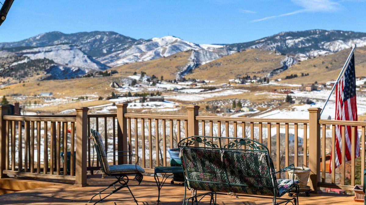 Loveland House | The Hilltop Hideaway: A peaceful base camp for RMNP trips and Loveland weddings.
