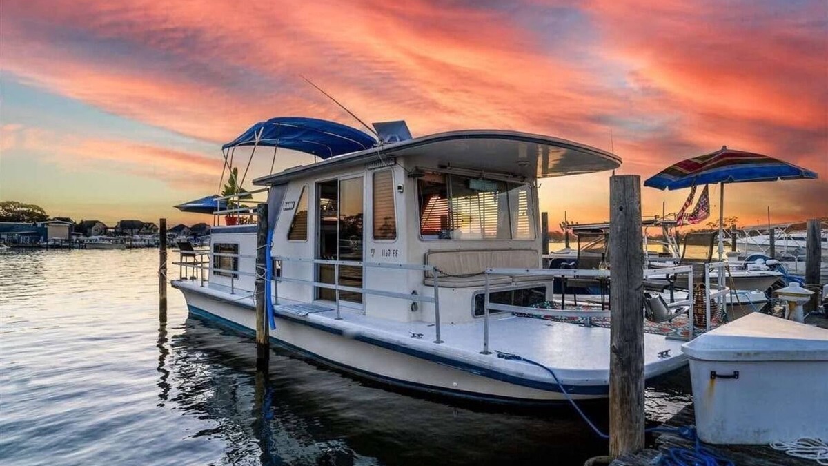 Point Pleasant Boat Rental | The Hilton of Houseboats