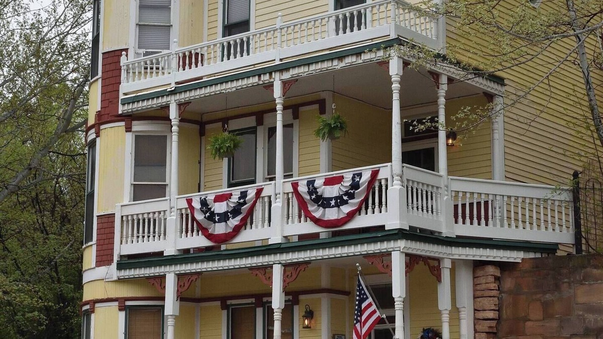 Hot Springs Apartment | The “Historic” Burdette House - EST. 1891 3rd floor Victorian Suite