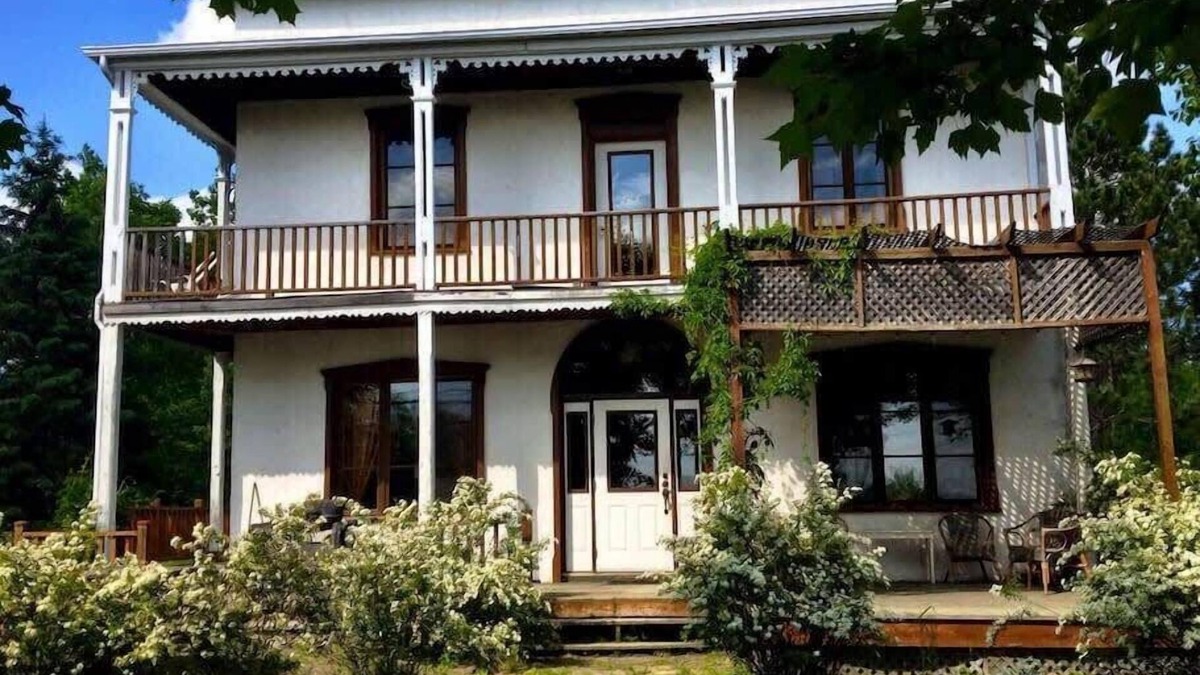 Lac-des-Plages House | The Historic Post Office, Le Bureau de Poste