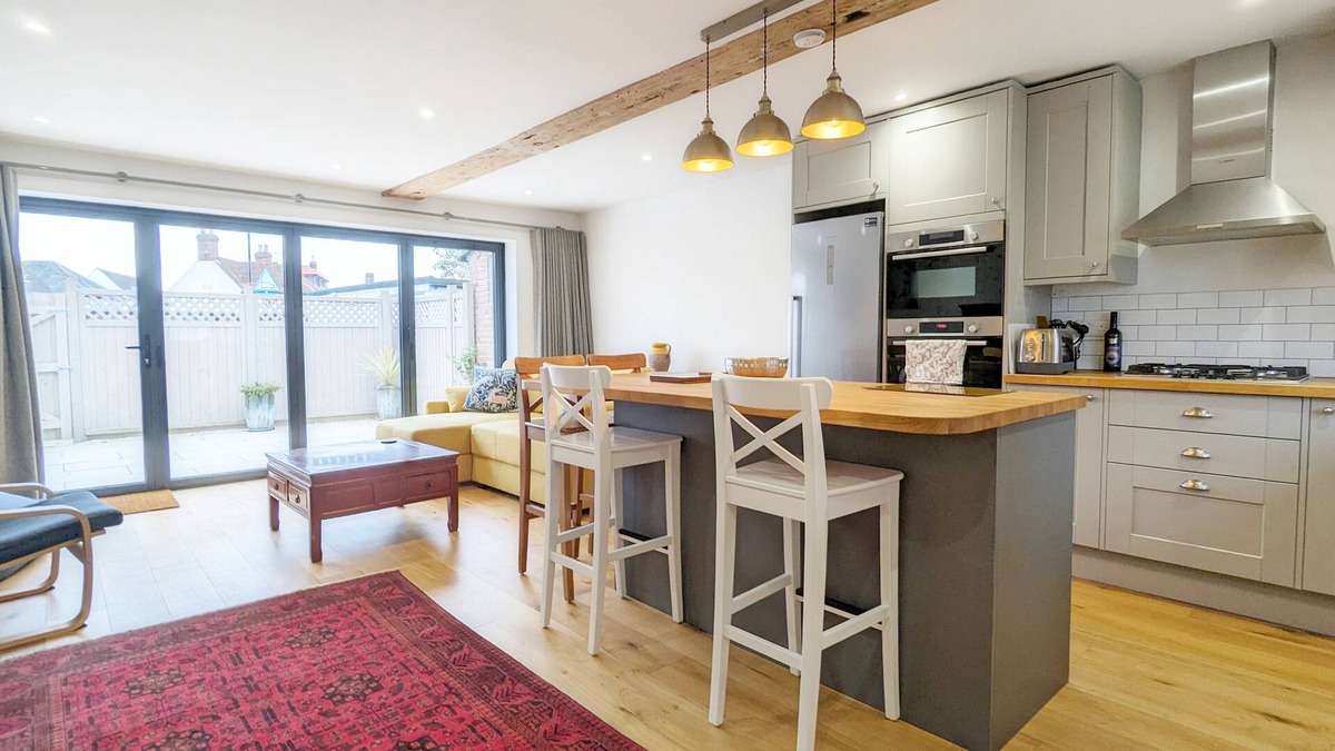 Emsworth Cottage | The Hive - a cottage that sleeps 4 guests in 2 bedrooms