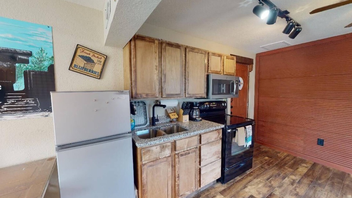Neosho Apartment | The Hobo Hideaway B: Pet Friendly & Just Off the Neosho Square!