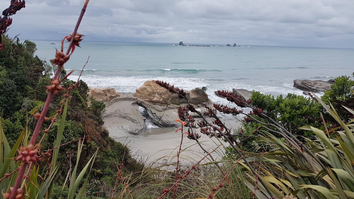Cape Foulwind House | The hole in the rock house Amazing sea views. Stunning beaches. Stay and relax