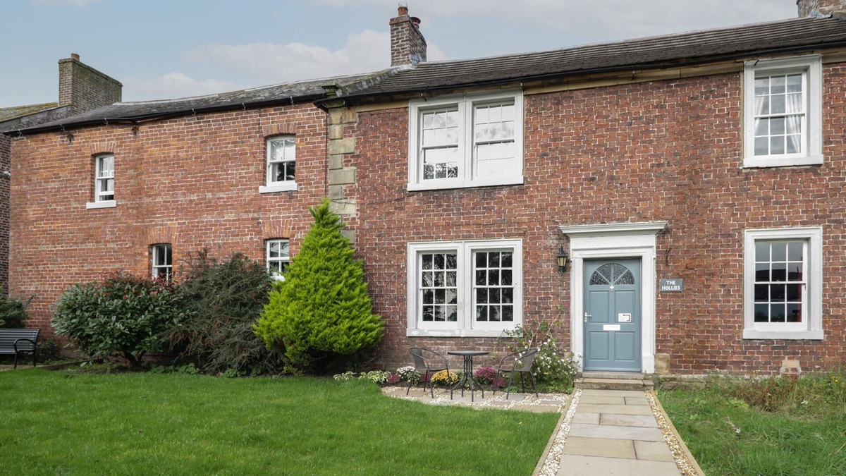 Thurstonfield Cottage | THE HOLLIES, pet friendly, with hot tub in Carlisle