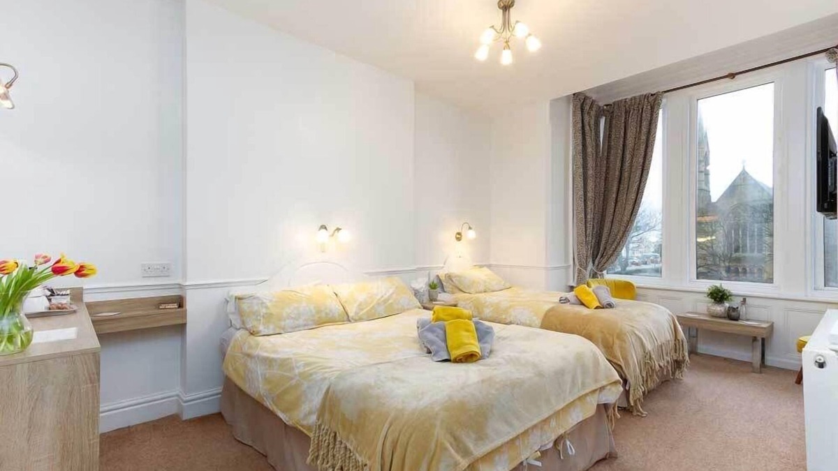 Lytham St. Anne's Bed & Breakfast | The Hollingworth