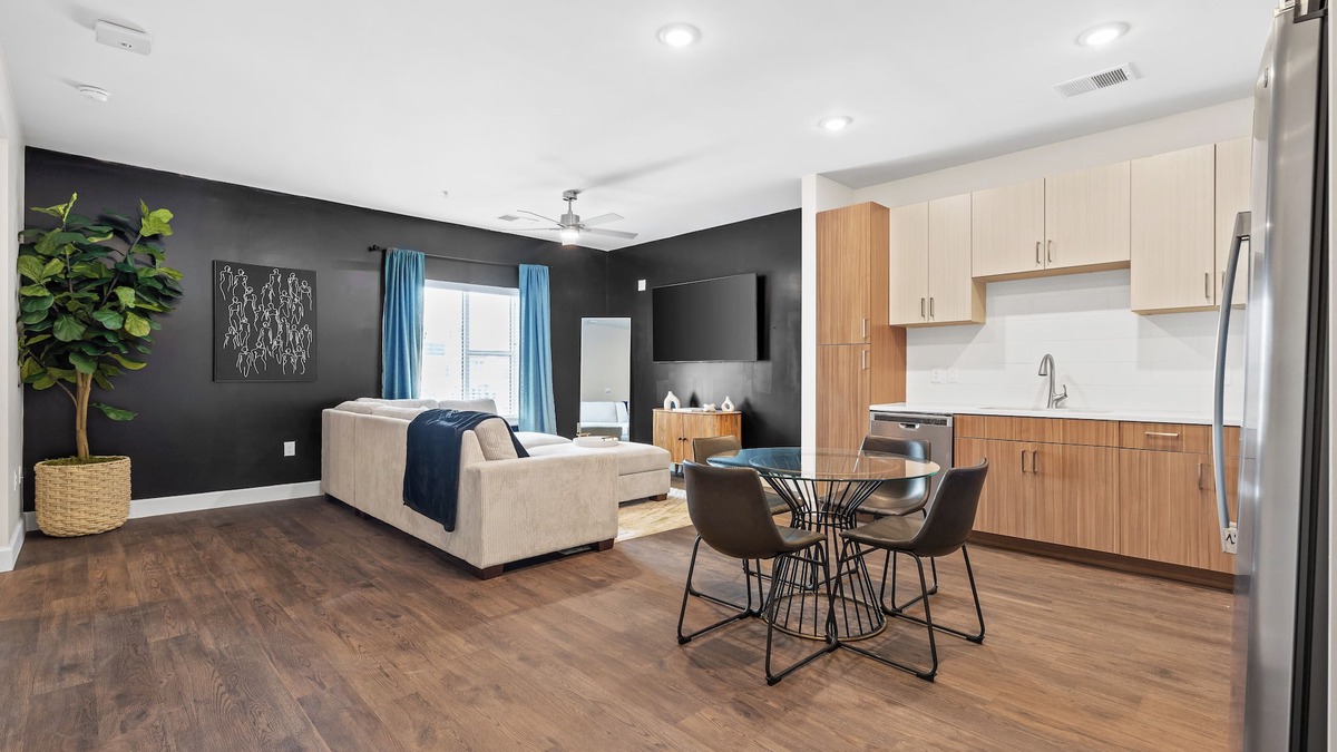 Eighth Avenue Apartment | The Hollywood Suite The Gulch