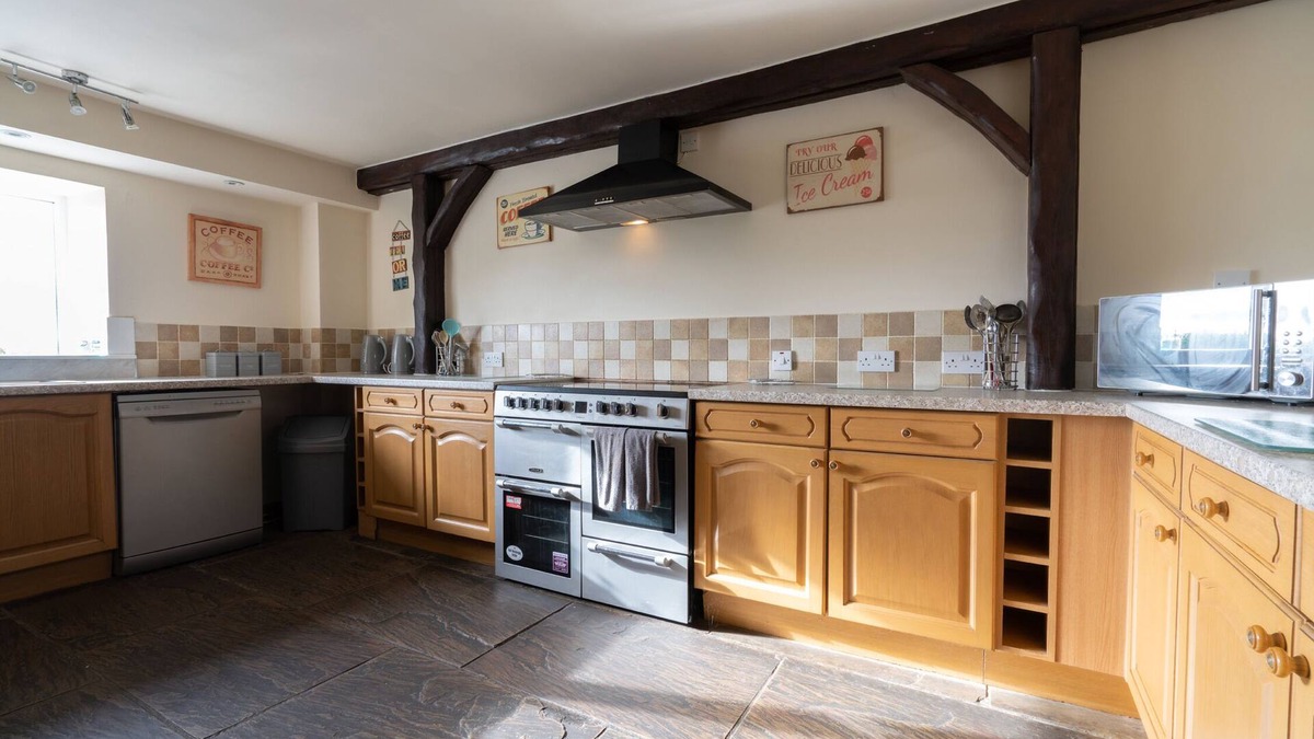 Peak District National Park Cottage | The Holmes Barn - Sleeps 16 - Pet friendly