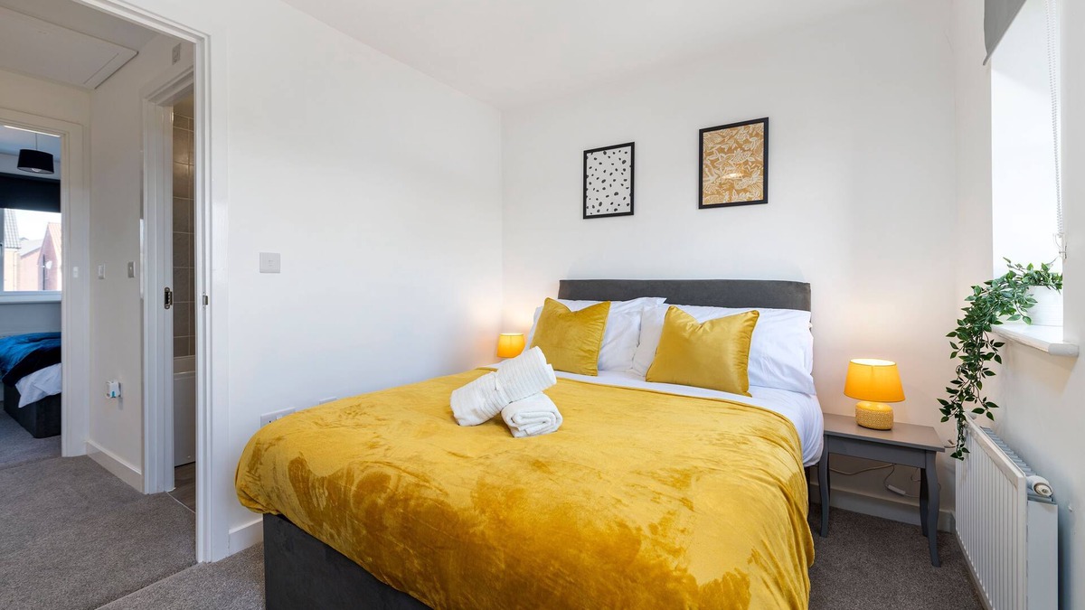 Lincoln House | The Holt - 2 DBL Bedrooms with Parking