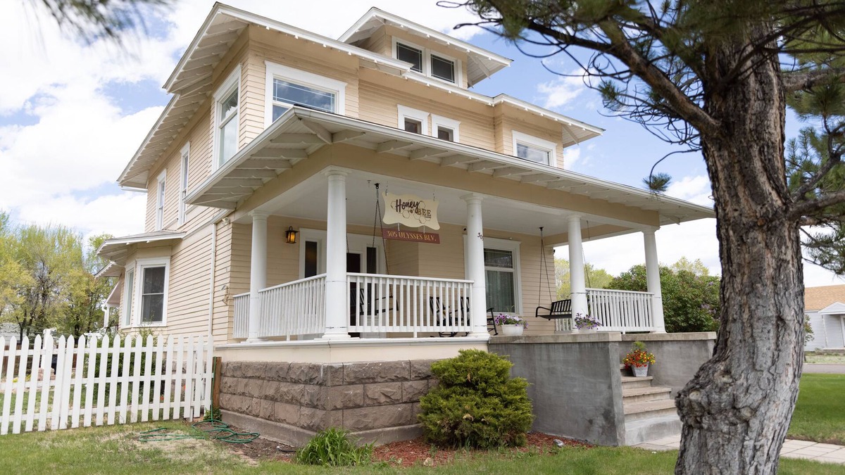 Monte Vista House | The Honey Bee Manor Monte Vista-FREE Hot Springs Admission Included!