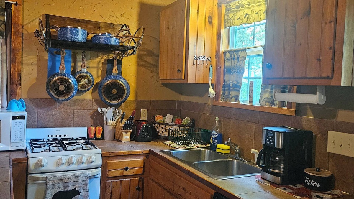 Elgin Cabin | The Honey Hut next to Big South Fork NRRA with AC, wifi, and horse stalls.