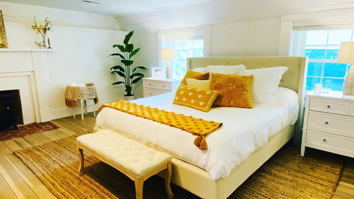 Fayetteville Bed & Breakfast | The Honey Room, 1840's Farmhouse Near Jack Daniels