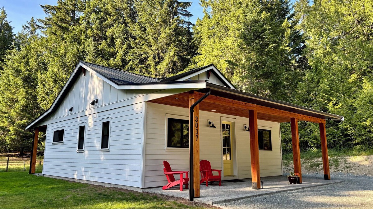 Shawnigan Lake Cottage | The Honeybee Cottage