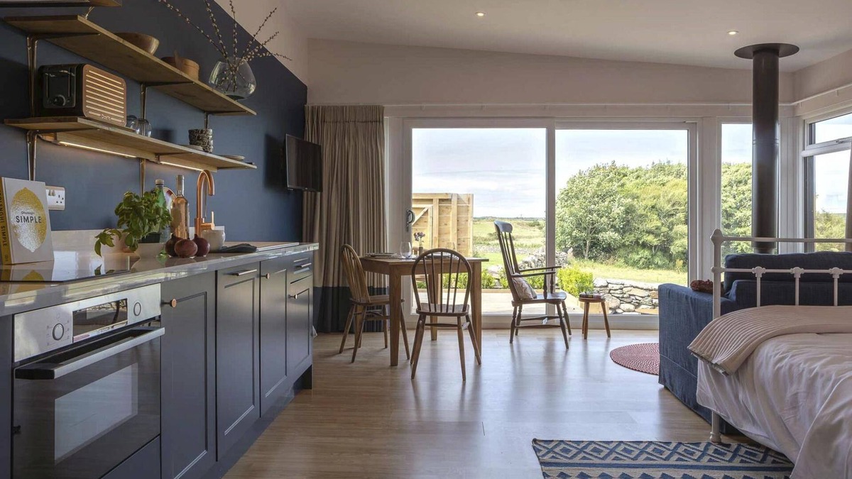 Rhosneigr Apartment | The Hoot; a large, modern studio annexe on Anglesey
