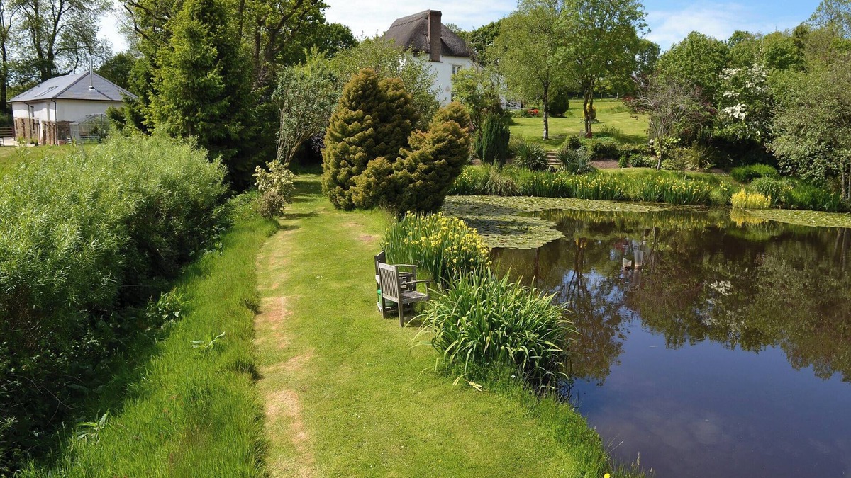 Worlington Cottage | The Horse Gin - UK11024