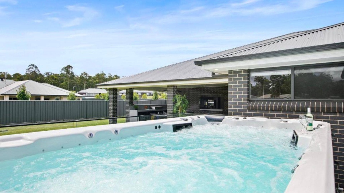 Kitchener House | The Hot Tub Haven at Onyx Abode Style & Class and room for 15 guests