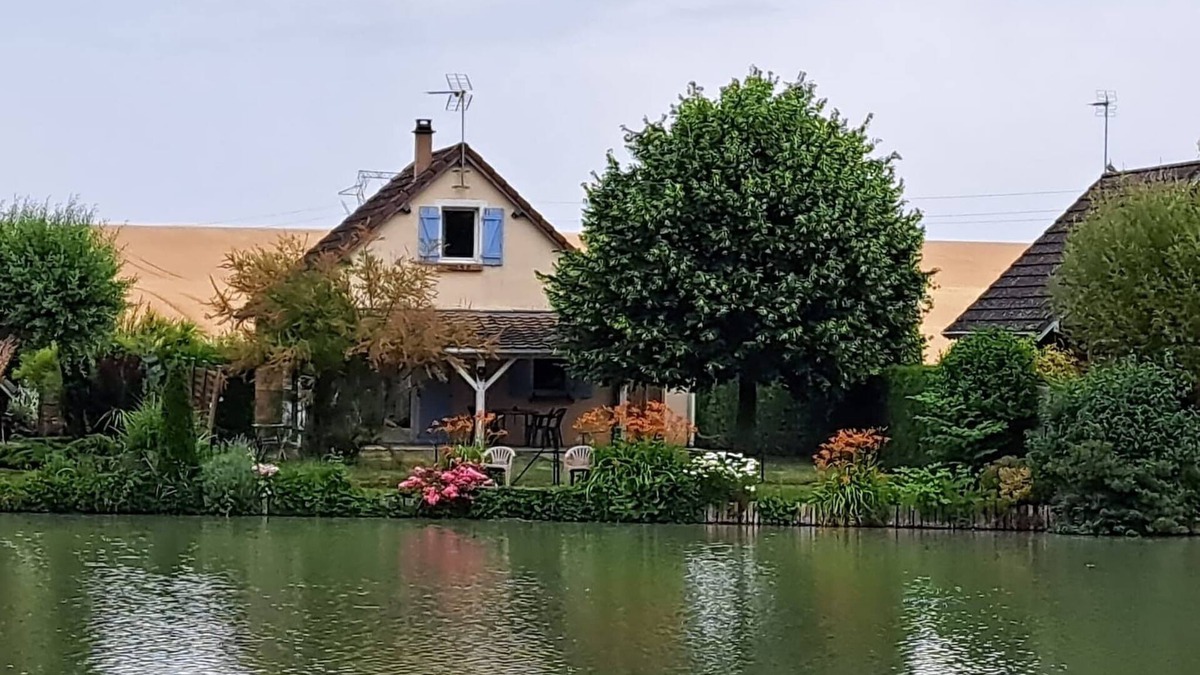 Saint-Georges-sur-Arnon Ski Chalet | The house by the pond