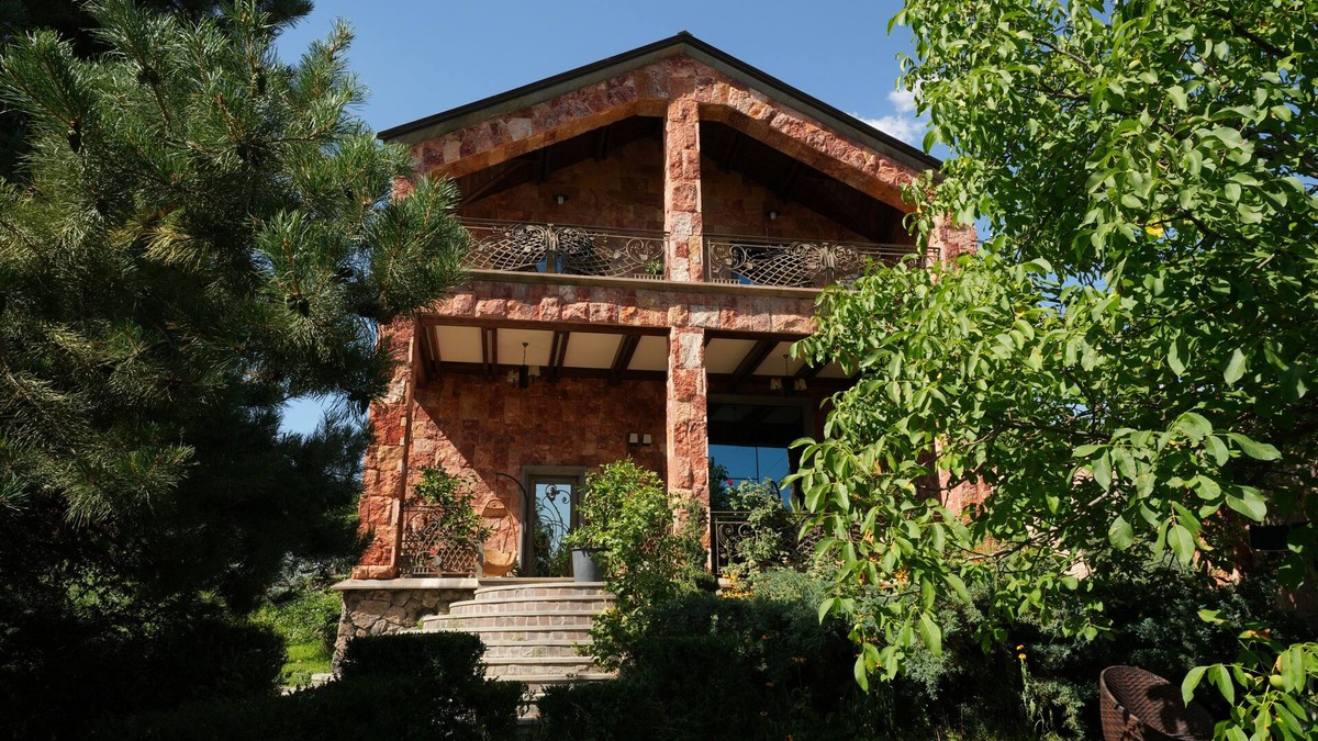 Byurakan Hotel | The House