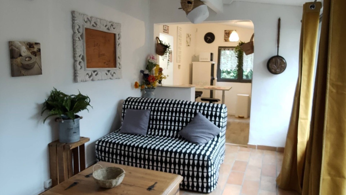 Aramon House | The house around the fig tree