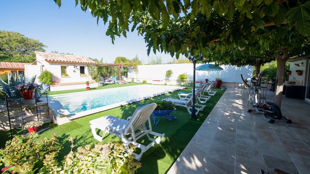La Motte-dʼAigues House | "The house by the Lake" close to Lourmarin in South Luberon