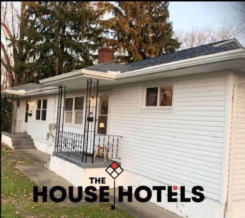 Cuyahoga Falls House | The House Hotels - Whole House Erie Street