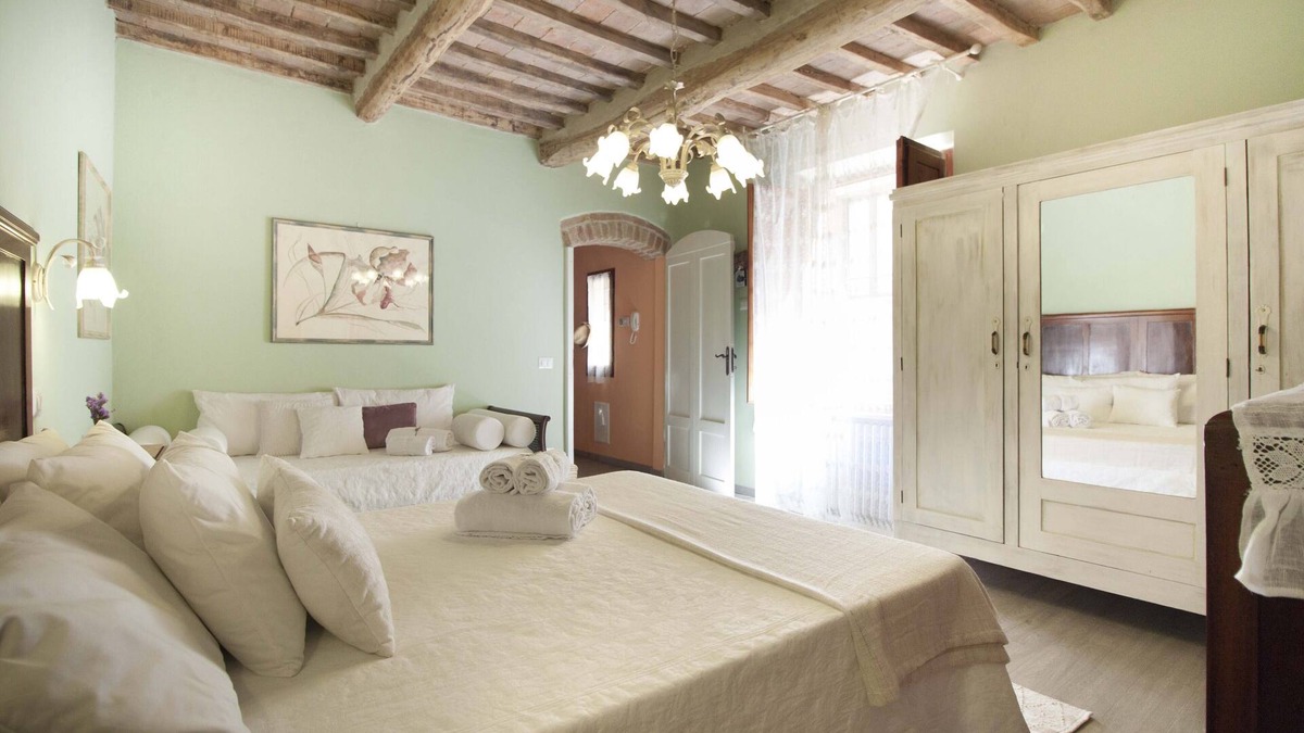 San Gimignano City Centre Apartment | The house is located in the heart of Tuscany, in the historic center of San Gimignano.