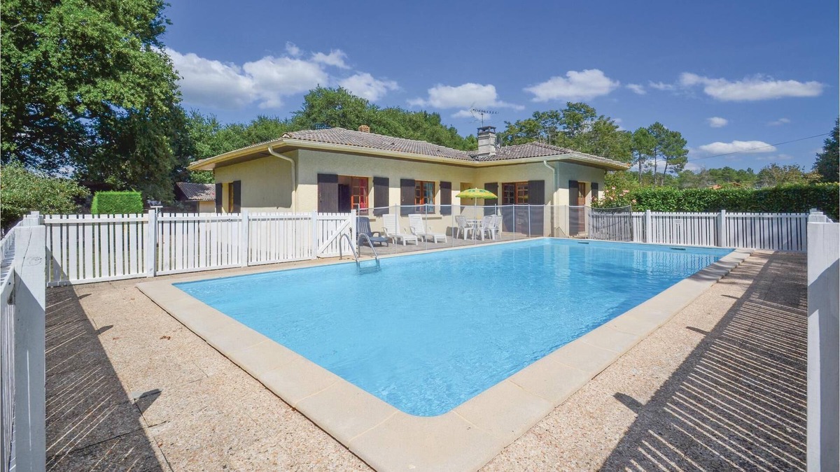 Garrosse House | The house is modern, detached and located in a fenced garden.