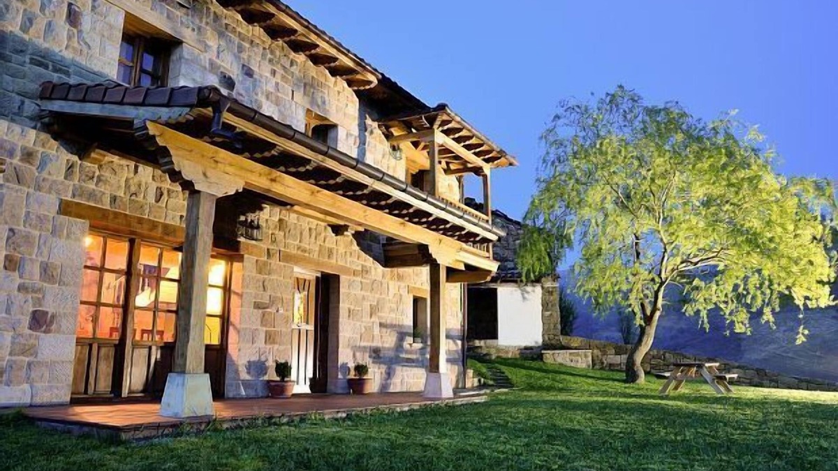 Selaya Cottage | The House of Bustantegua for 8 people