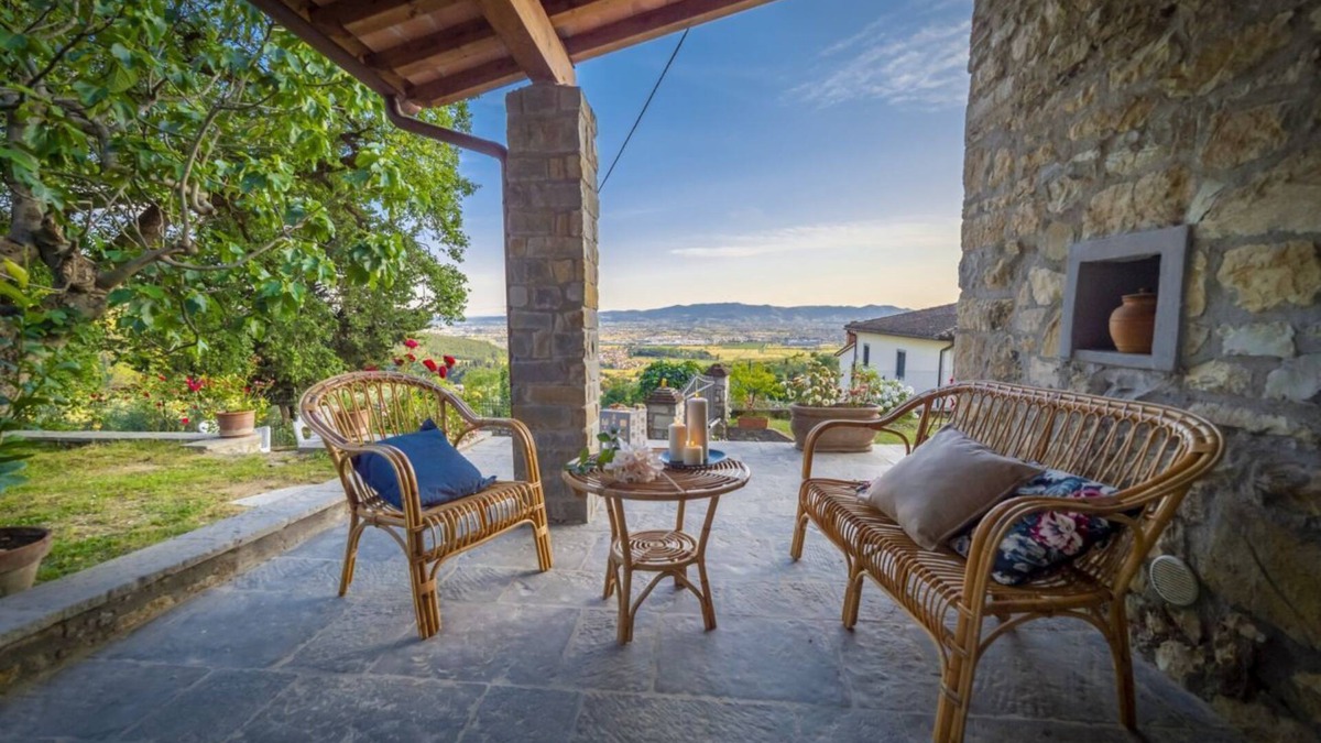 Montemurlo House | The House of Roses, surrounded by greenery