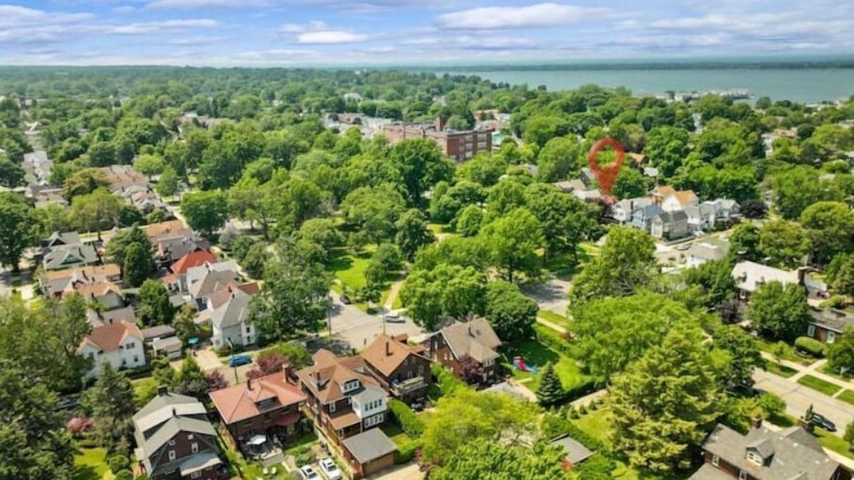 Erie House | The House on Park: 4 Bedroom/2 Bath Family-Friendly Home in the heart of Erie!