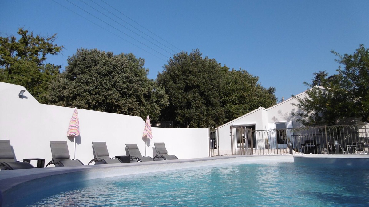 Mazan House | THE HOUSE UNDER THE OAKS WITH CONTEMPORARY DOUBLE POOL