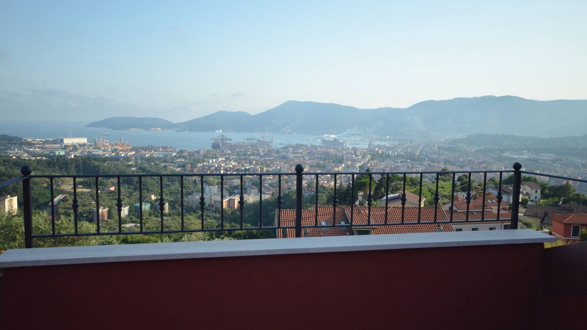 La Spezia Villa | The house with a view of Emma is a charming apartment with a splendid sea view