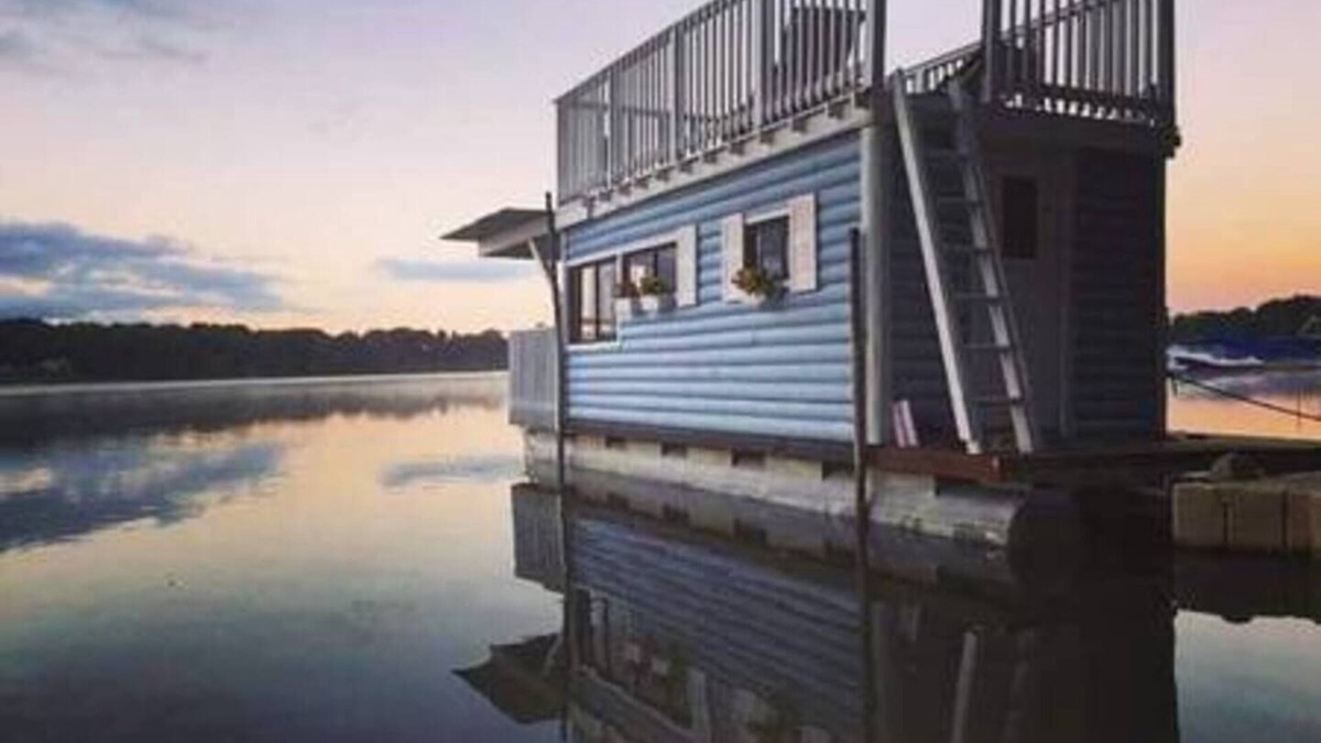 Antioch Boat Rental | The Houseboat @ The Cottages on Petite Lake