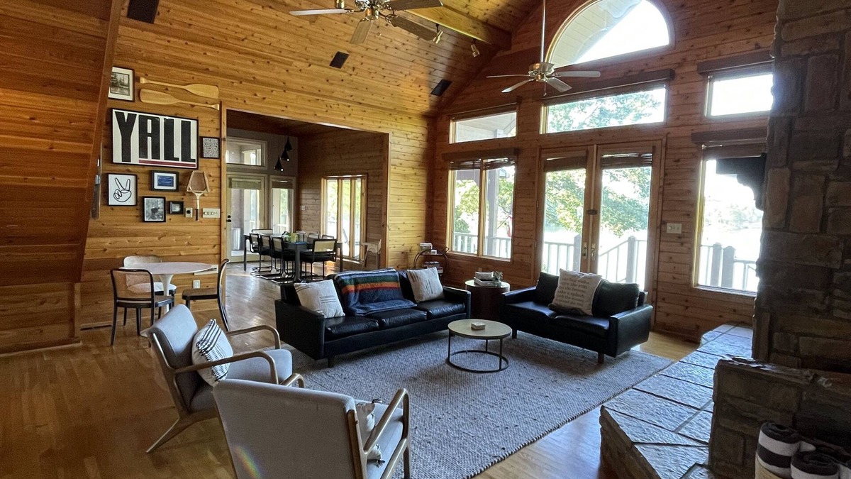 Arley House | The Houston House! Gorgeous Lake front cabin, w/two level dock and grill house