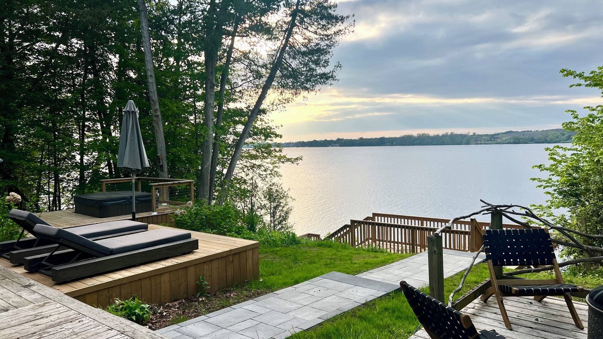 Wellington House | The Hudson Guest House | Waterfront with Hot Tub
