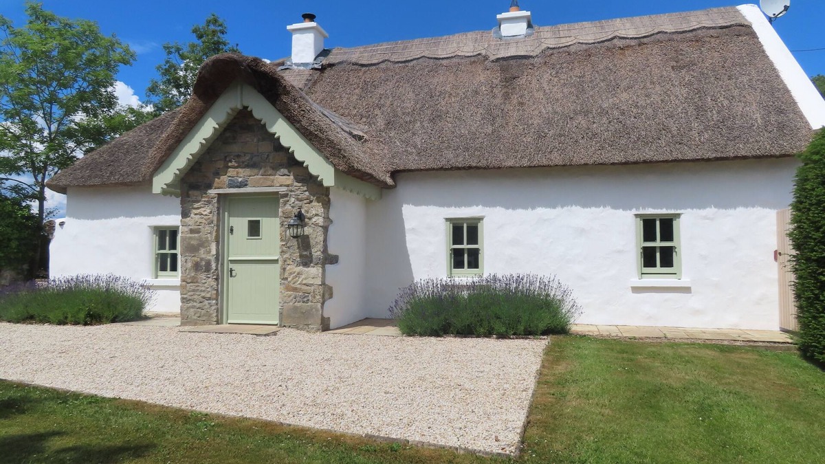 Woodford Cottage | THE HUMBLE DAISY, pet friendly in Woodford, County Galway