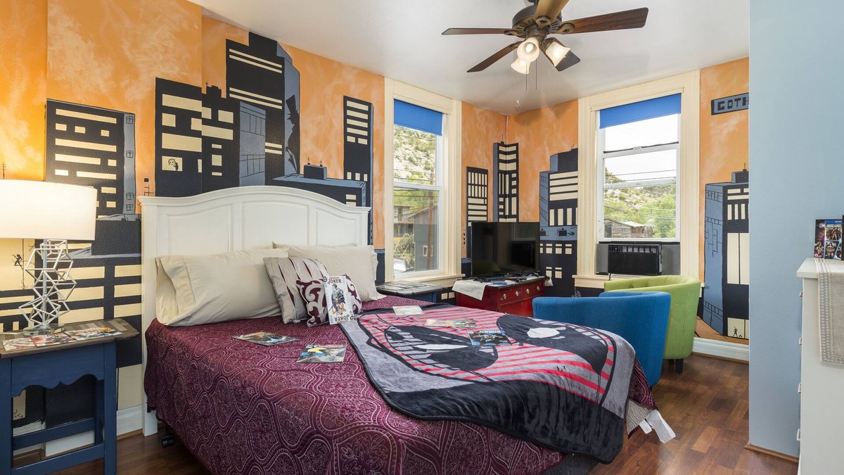 New Castle Hotel | The Iceberg Lounge at the Ore House Inn