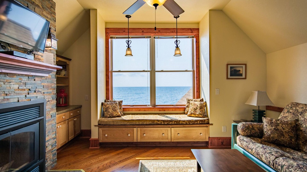 Croftville Condo | The Inn at Croftville Road Cottages #8. On the Shore of Lake Superior.