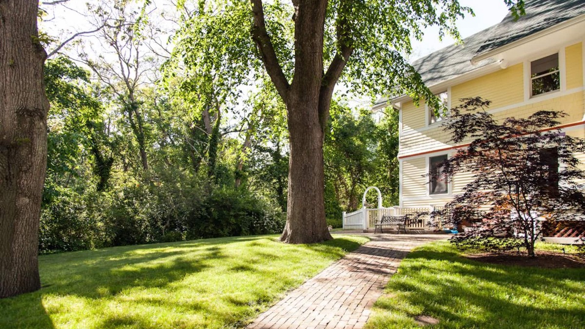 Eastham Bed & Breakfast | The Inn at the Oaks