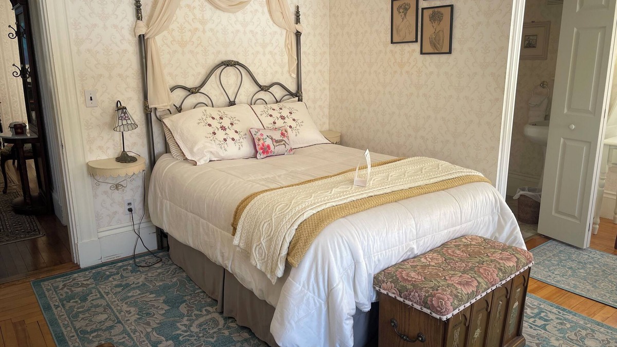 Guilford Bed & Breakfast | The Isobel Room - Full Bed - The Guilford Bed & Breakfast