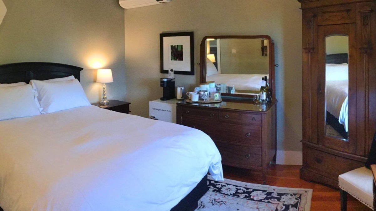 Grandview-Woodland House | The Ivy On Parker Guest House