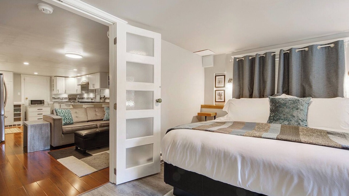 Grandview-Woodland House | The Ivy On Parker Guest House