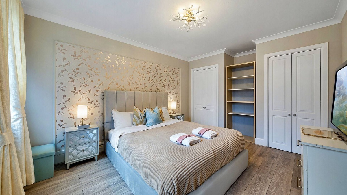 Shadwell Apartment | The Ivy Suite