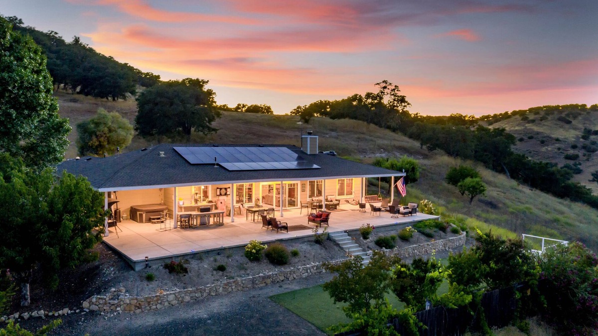 Bradley House | The J's Nest Deluxe - Beautiful Hilltop Home with Charming Cottage!
