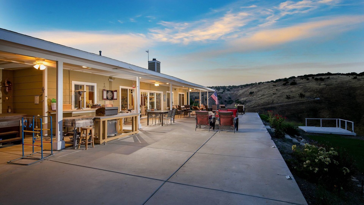 Bradley House | The J's Nest is a Country Delight!
